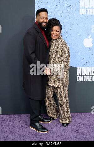 Yvette Nicole Brown mit Partner Anthony Davis bei der 39. Verleihung