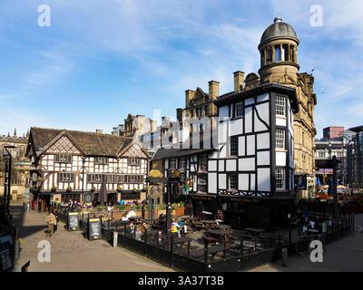 The Old Wellington Inn and Sinclairs Oyster Bar in Shambles Square Manchester Greater Manchester England Stock Photo