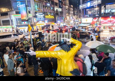 Dancing Michael Jackson mannequin statue, busy street in Bukit Bintang,  Kuala Lumpur, Malaysia Stock Photo