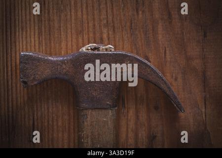 vintage claw hammer on old wooden board very close up Stock Photo - Alamy