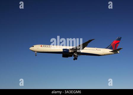Delta Air Lines Boeing 767-432(ER) N830MH from Atlanta ATL, descends on final approach before landing at London Heathrow Airport LHR. Stock Photo