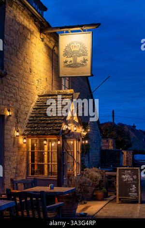 The Royal Oak pub sign, Ramsden, Oxfordshire, England, UK Stock Photo ...