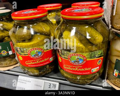 Eingelege Spreewald Spreewaelder Gewuerz Gurken von Feldmann im Glas stehen im Regal Supermakt in Hamburg Spreewaelder Spreewald Gurken ist eine geschuetzte geographische Angabe fuer eingelegte Gurken aus Brandenburg Hamburg Deutschland *** Pickled Spreewald Spreewaelder Gewuerz gherkins from Feldmann in a jar are on the supermarket shelf in Hamburg Spreewaelder Spreewald Gurken is a protected geographical indication for pickled gherkins from Brandenburg Hamburg Germany Stock Photo