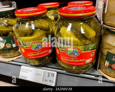Eingelege Spreewald Spreewaelder Gewuerz Gurken von Feldmann im Glas stehen im Regal Supermakt in Hamburg Spreewaelder Spreewald Gurken ist eine geschuetzte geographische Angabe fuer eingelegte Gurken aus Brandenburg Hamburg Deutschland *** Pickled Spreewald Spreewaelder Gewuerz gherkins from Feldmann in a jar are on the supermarket shelf in Hamburg Spreewaelder Spreewald Gurken is a protected geographical indication for pickled gherkins from Brandenburg Hamburg Germany Stock Photo