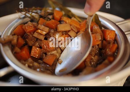 Swabian cuisine, preparation of gravy for roast venison, game dish, vegetable straining, sieve, carrots, onions, grandmother's cooking, regional, home Stock Photo