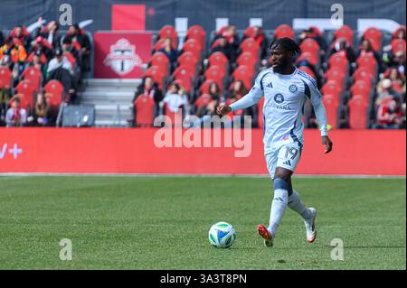 Chicago Fire FC forward Jonathan Bamba (19) scores goal with header ...