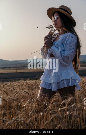 Photoshoot of a girl in a wheat field Stock Photo - Alamy