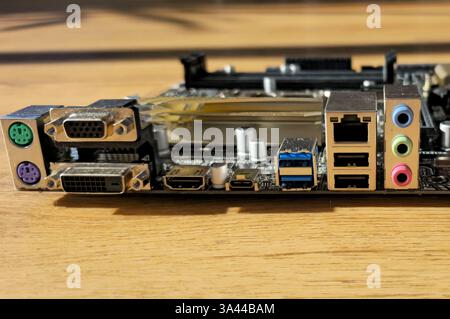Ein Mainboard ist die Hauptplatine in einem Computersystem. Sie verbindet alle internen Komponenten wie den Speicher, den Prozessor, die Grafikkarte und andere Hardware. Außerdem versorgt sie die einzelnen Komponenten mit Strom und ermöglicht ihnen, miteinander zu kommunizieren. Symbolfoto, Themenfoto *** A motherboard is the main board in a computer system It connects all internal components such as the memory, processor, graphics card and other hardware It also supplies the individual components with power and enables them to communicate with each other Symbol photo, theme photo Foto:xP.xKie Stock Photo