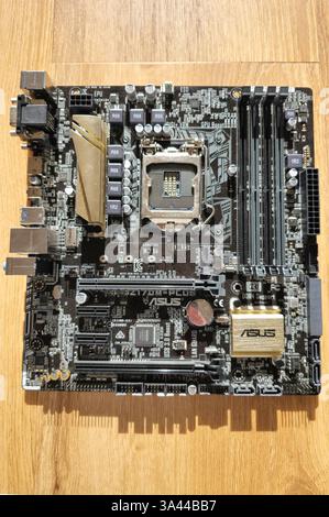 Ein Mainboard ist die Hauptplatine in einem Computersystem. Sie verbindet alle internen Komponenten wie den Speicher, den Prozessor, die Grafikkarte und andere Hardware. Außerdem versorgt sie die einzelnen Komponenten mit Strom und ermöglicht ihnen, miteinander zu kommunizieren. Symbolfoto, Themenfoto *** A motherboard is the main board in a computer system It connects all internal components such as the memory, processor, graphics card and other hardware It also supplies the individual components with power and enables them to communicate with each other Symbol photo, theme photo Foto:xP.xKie Stock Photo