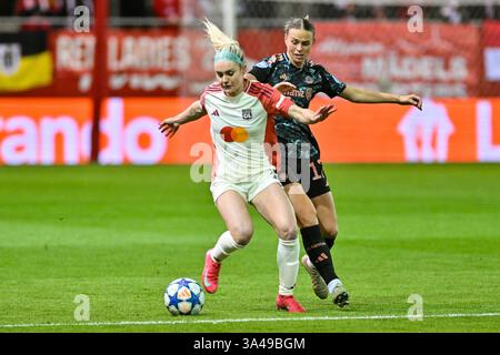 im Duell Ellie CARPENTER (Olympique Lyonnais 12) und Klara BUEHL (FCB