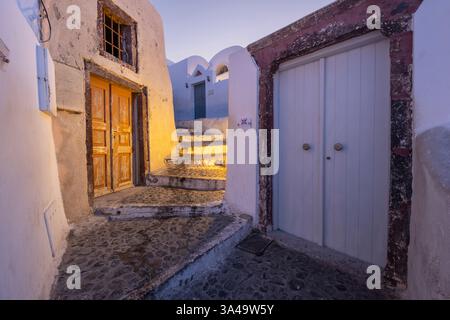 Pebbled paths and doors in Oia town, Santorini, Greece Stock Photo