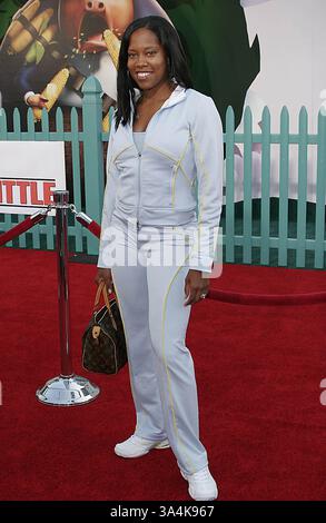 Chicken Little (Premiere) Regina King 10-30-2005 / El Capitan Theater ...