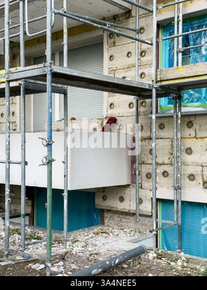 Ein Gerüst vor einer Hausfassade, die mit Wärmedämmplatten isoliert wurde, Düsseldorf, Deutschland *** Scaffolding in front of a house facade insulate Stock Photo