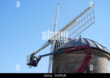 Specialist engineers install new sails on the 17th-century Chesterton Windmill in Warwickshire. Picture date: Tuesday March 18, 2025. Stock Photo