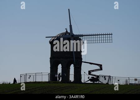 Specialist engineers install new sails on the 17th-century Chesterton Windmill in Warwickshire. Picture date: Tuesday March 18, 2025. Stock Photo
