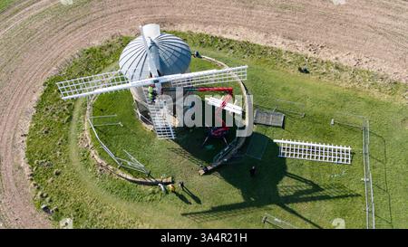 Specialist engineers install new sails on the 17th-century Chesterton Windmill in Warwickshire. Picture date: Wednesday March 19, 2025. Stock Photo