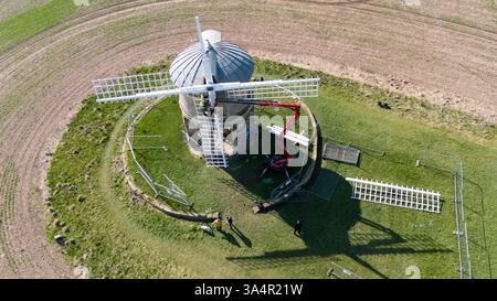 Specialist engineers install new sails on the 17th-century Chesterton Windmill in Warwickshire. Picture date: Wednesday March 19, 2025. Stock Photo