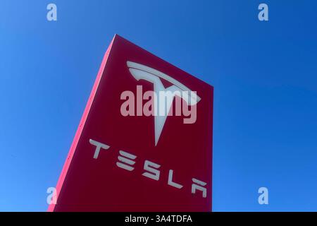 Tesla Motors Autohaus , Autohaus,Logo,Firmenemblem,Firmenlogo ...