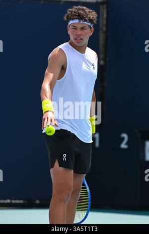 Miami Gardens, USA. 22nd Feb, 2025. Mar 22, 2025; Miami Gardens, FL, USA; Ben Shelton of the United States prepares to serve at the Miami Open tennis tournament at Hard Rock Stadium on Saturday March 22, 2025, in Miami Gardens, FL. Mandatory Credit: Rick Munroe/Sipa USA Credit: Sipa USA/Alamy Live News Stock Photo