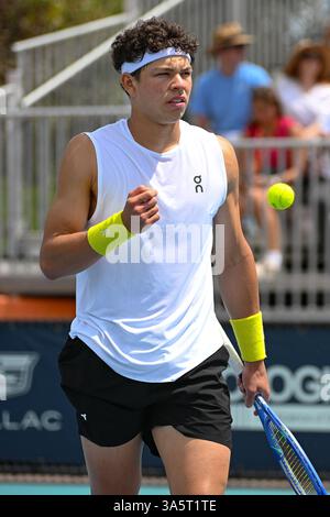 Miami Gardens, USA. 22nd Feb, 2025. Mar 22, 2025; Miami Gardens, FL, USA; Ben Shelton of the United States prepares to serve at the Miami Open tennis tournament at Hard Rock Stadium on Saturday March 22, 2025, in Miami Gardens, FL. Mandatory Credit: Rick Munroe/Sipa USA Credit: Sipa USA/Alamy Live News Stock Photo