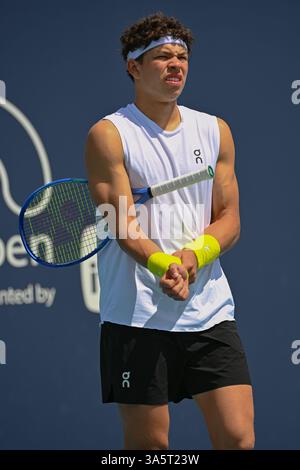Miami Gardens, USA. 22nd Feb, 2025. Mar 22, 2025; Miami Gardens, FL, USA; Ben Shelton of the United States prepares for his match at the Miami Open tennis tournament at Hard Rock Stadium on Saturday March 22, 2025, in Miami Gardens, FL. Mandatory Credit: Rick Munroe/Sipa USA Credit: Sipa USA/Alamy Live News Stock Photo