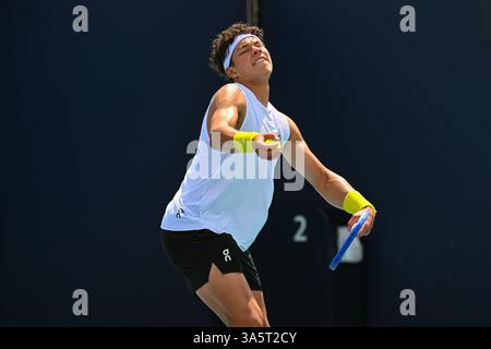 Miami Gardens, USA. 22nd Feb, 2025. Mar 22, 2025; Miami Gardens, FL, USA; Ben Shelton of the United States prepares to serve at the Miami Open tennis tournament at Hard Rock Stadium on Saturday March 22, 2025, in Miami Gardens, FL. Mandatory Credit: Rick Munroe/Sipa USA Credit: Sipa USA/Alamy Live News Stock Photo