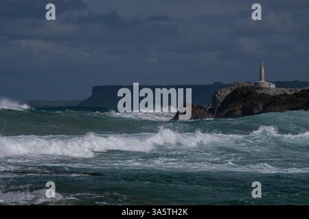 Big waves splashing in Mouro lighthouse in Santander, Cantabria Stock Photo