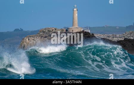 Big waves splashing in Mouro lighthouse in Santander, Cantabria Stock Photo
