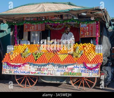 Afrika, Marokko, Marrakech, Jemaa el-Fnaa, Stand für Fruchtsäfte Stock Photo