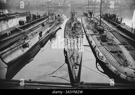 トルーマン大統領がＵボート見学新聞写真 german-ww2-submarines-in-
