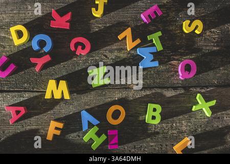 Mehrfarbige Holzbuchstaben auf Vintage-Board Stock Photo