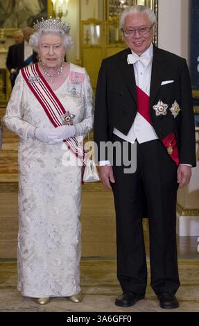 Oct. 21, 2014 - London, GREAT BRITAIN - Britain's Queen Elizabeth II poses for a photograph with  Singapore's President Tony Tan before a State Banquet at  Buckingham Palace in London, Tuesday, October  21, 2014.  Singapore's President Tony Tan began the first full day of  engagements in the first state visit by a Singaporean  president to Britain. (Credit Image: © Prensa Internacional/ZUMA Wire) Stock Photo