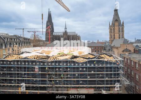 Hochbetrieb auf der MiQua-Baustelle: Aktuell arbeiten rund 60 Personen in 13 verschiedenen Gewerken auf der Baustelle des MiQua LVR-Jüdisches Museum im Archäologischen Quartier Köln Im Hintergrund der Kölner Dom.*** Busy times on the MiQua construction site: around 60 people are currently working in 13 different trades on the MiQua construction site LVR Jewish Museum in Cologne s Archaeological Quarter Cologne Cathedral in the background. Nordrhein-Westfalen Deutschland, Germany GMS18880 Stock Photo
