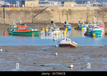 Small boats at the entrance to the port (Moles des Noire light beacon) of Saint-Malo (Ille-et-Vilaine) in Brittany, France at low tide Stock Photo