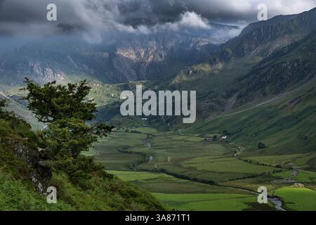 The Nant Ffrancon valley and the Glyderau Mountains of North Wales in summer, Snowdonia National Park (Eryri), North Wales, United Kingdom Stock Photo