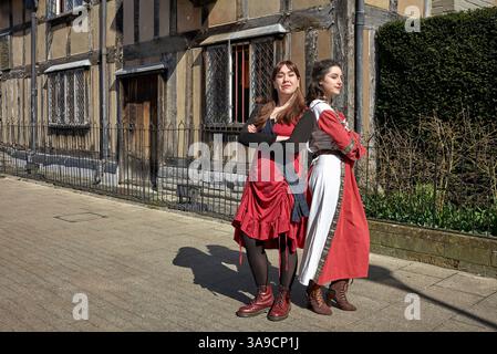 shakespeare-actors-in-period-costume-performing-romeo-and-juliet