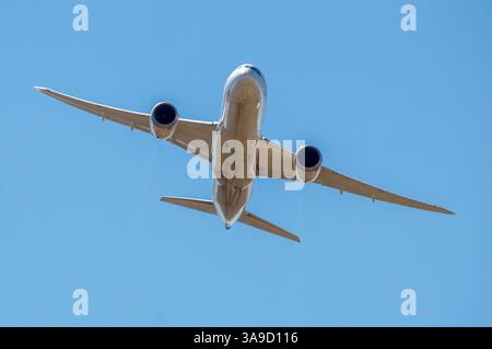 Boeing 787 long-haul airliner turning for short final Stock Photo