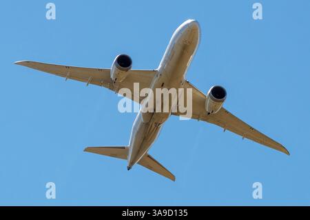Boeing 787 long-haul airliner turning for short final Stock Photo