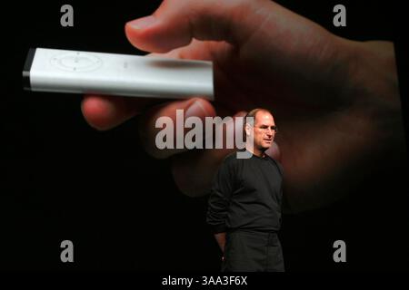 Oct 12, 2005; San Jose, CA, USA; Apple computer CEO STEVE JOBS unveils a remote control with the new iMac G5 in San Jose, California. (Credit Image: © Krista Kennell/ZUMAPRESS.com) Stock Photo