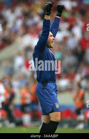 DAVID BECKHAM CELEBRATES VICTORY ENGLAND v ARGENTINA JAPAN WORLD