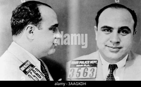 1931 , Miami , Florida , USA : The famous gangstern AL CAPONE ( Alphonse Caponi , 1899 - 1947 ) jailed . Mugshot photo by Miami Police Dept. Unknown photographer . - MUG SHOT - MUG-SHOT - FOTO SEGNALETICA - GANGSTER - carcerato - incarcerato - delinquente - mafia - mafioso - GANGSTERN - cravatta - tie - colletto - collar  ---  Archivio GBB Stock Photo