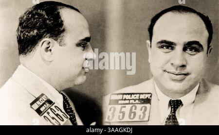 1931 , Miami , Florida , USA : The famous gangstern AL CAPONE ( Alphonse Caponi , 1899 - 1947 ) jailed . Mugshot photo by Miami Police Dept. Unknown photographer . - MUG SHOT - MUG-SHOT - FOTO SEGNALETICA - GANGSTER - carcerato - incarcerato - delinquente - mafia - mafioso - GANGSTERN - cravatta - tie - colletto - collar  ---  Archivio GBB Stock Photo