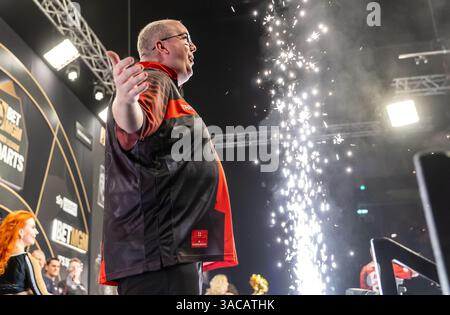 Berlin, Germany. 03rd Apr, 2025. Darts: Premier League, Matchday in Berlin, Quarterfinals, Aspinall (England) - Bunting (England), Uber Arena. Stephen Bunting stands in front of the crowd with his arms raised. Credit: Andreas Gora/dpa/17�Թ����� Live News Stock Photo