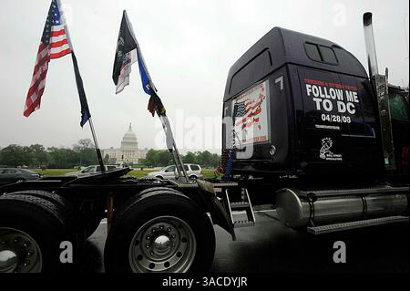 Apr 28, 2008 - Washington DC, USA - One of the trucks in the Truckers and Citizens United convoy invites others to come along on the journey to D.C., where a group of more than 300 trucks arrived to protest the high price of gas.  (Credit Image: © Barbara L. Salisbury/Washington Times/ZUMA Press) RESTRICTIONS: * USA Tabloids Rights OUT * Stock Photo