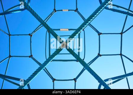 Seilstrukur eines Klettergerüsts vor blauem Himmel Stock Photo