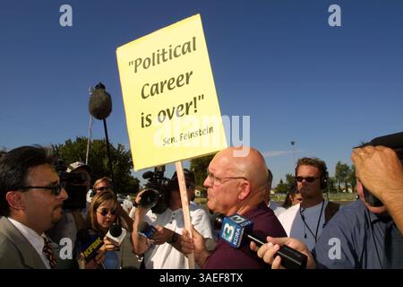 Aug 06, 2001; Turlock, CA, USA; MC Javier Rangel, left, tries in vain to get protester Don Vance of Modesto to leave the Assyrian American Civic Club in Turlock, California before the start of a rally supporting congressman Gary Condit. Vance waited to be told by the owner of the private property who rented the place out for the event..  (Credit Image: Eric Slomanson/ZUMAPRESS.com) Stock Photo