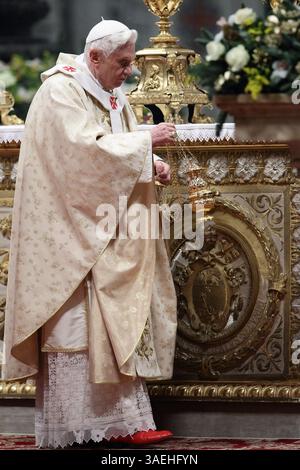 Pope Benedict XVI celebrates the Christmas night holy mass in St. Peter ...