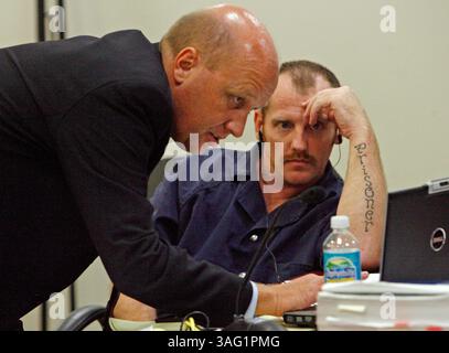 CAPTION: (New Port Richey 10/01/2007) Defense attorney Bjorn Brunvand (cq from reporter) Phillup Alan Partin (cq from reporter) looks at a laptop computer during a court recess at the West Pasco Judicial Center in New Port Richey on Monday 10/01/2007. Partin is on trial this week for first-degree murder of 16-year-old Joshan Ashbrook. Her body was found Aug. 1, 2002 in the brush off Shady Hills Road with her neck broken and her throat slashed. Jury selection started Monday morning 10/02/2007 and our first-day story is going to be about the defendant refusing to wear civilian clothing in front Stock Photo