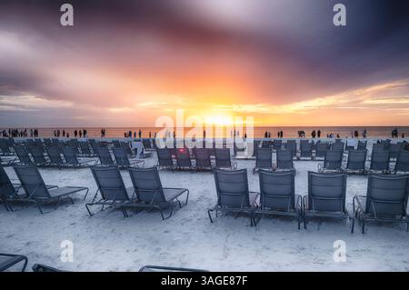 People Enkoying the Sunset at The RWJ Marriott Marco Island Beach Resort, Florida, USA Stock Photo