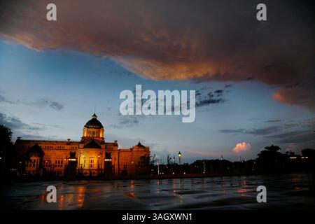 Jun 14, 2009 - Bangkok, Thailand - Dark clouds gather over the old Parliament House in Bangkok during sunset after some hard rain. (Credit Image: © Chalid Nasution/ZUMA Press) Stock Photo